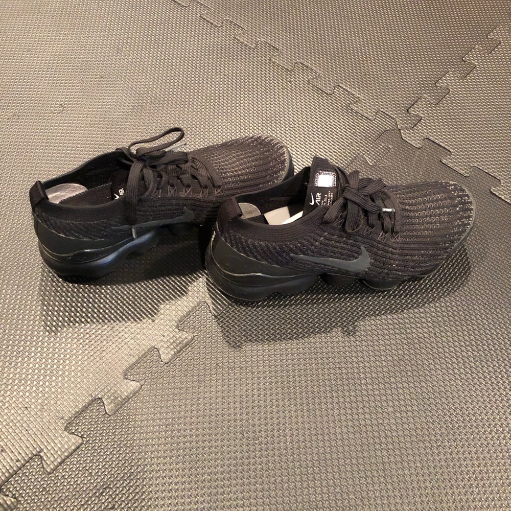Women’s black Nike tennis shoes. Size 7